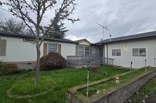 217 NE Peggy Ave, Roseburg, OR 97470 - Photo 2