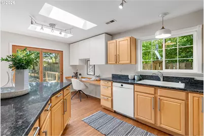 915 7th St, Hood River, OR 97031 - Photo 14