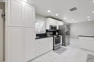 1271 Arcadia Dr, Eugene, OR 97401 - Photo 14