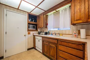 1391 Bayview St, North Bend, OR 97459 - Photo 18