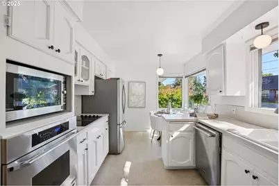 11851 SE Madison St, Portland, OR 97216 - Photo 12