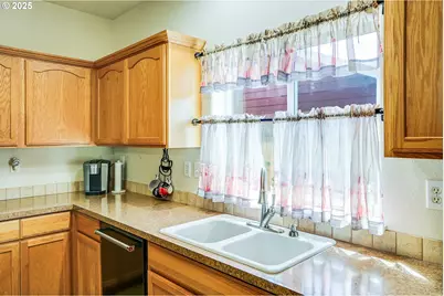 1231 SW 3rd Ave, Mill City, OR 97360 - Photo 14