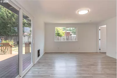 921 W Hickory St, Roseburg, OR 97471 - Photo 24