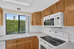 15805 NE Thompson St, Portland, OR 97230 - Photo 16