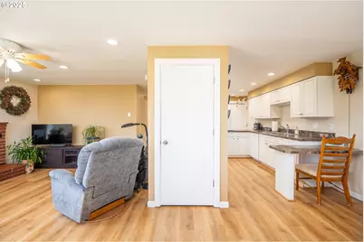 1960 Lincoln St, North Bend, OR 97459 - Photo 6