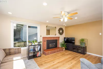 1960 Lincoln St, North Bend, OR 97459 - Photo 14