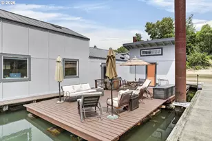 11610 N Island Cove Ln, Portland, OR 97217 - Photo 2