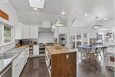11610 N Island Cove Ln, Portland, OR 97217 - Photo 10