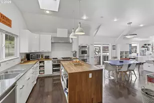 11610 N Island Cove Ln, Portland, OR 97217 - Photo 10