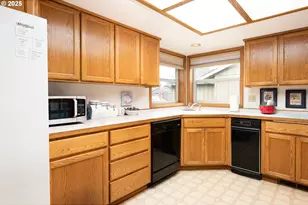 2707 Dayna Ln, Eugene, OR 97408 - Photo 12