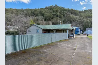 1042 W Brown Ave, Roseburg, OR 97471 - Photo 24