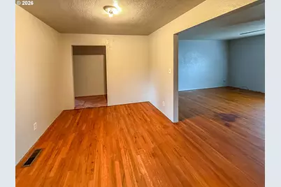 1042 W Brown Ave, Roseburg, OR 97471 - Photo 8