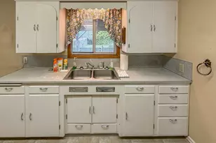 1042 W Brown Ave, Roseburg, OR 97471 - Photo 10