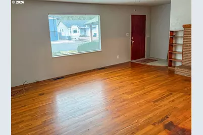 1042 W Brown Ave, Roseburg, OR 97471 - Photo 2