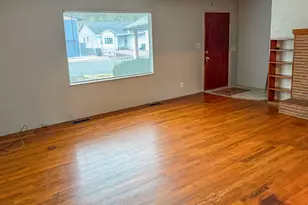 1042 W Brown Ave, Roseburg, OR 97471 - Photo 2