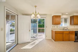 639 S 70th St, Springfield, OR 97478 - Photo 6