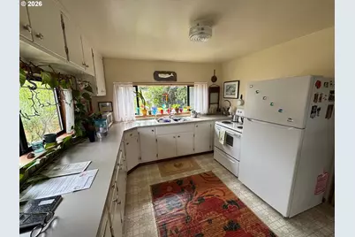 330 10th Street St, Bandon, OR 97411 - Photo 28