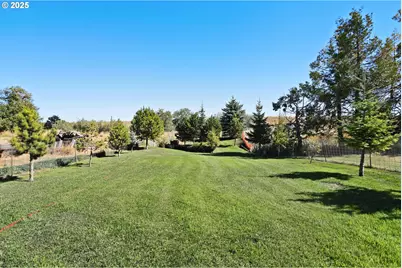 407 SW Fourth St, Grass Valley, OR 97029 - Photo 2