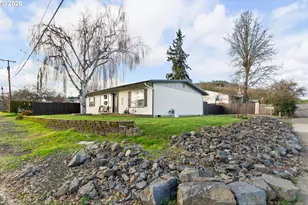 271 NW Sherry St, Winston, OR 97496 - Photo 4