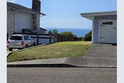 814 Paradise Ln, Brookings, OR 97415 - Photo 2