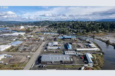 225 W Lockhart Ave, Coos Bay, OR 97420 - Photo 16