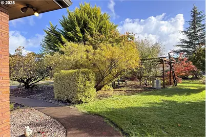 571 NW Wade St, Estacada, OR 97023 - Photo 16