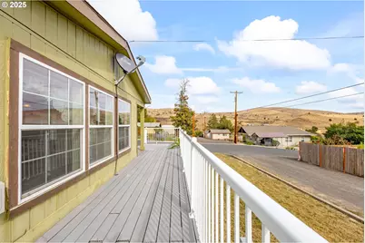 299 4th St, Maupin, OR 97037 - Photo 4