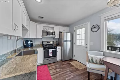 2046 NE Freemont Ave, Roseburg, OR 97470 - Photo 12