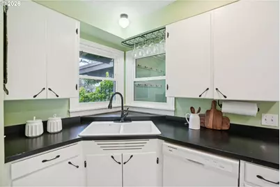 330 NW 14th St, McMinnville, OR 97128 - Photo 14