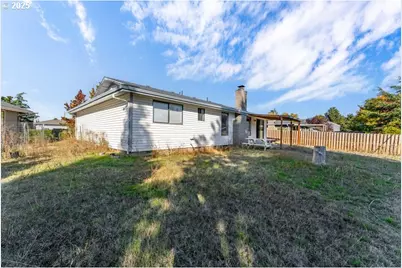 3046 Crystal Mountain Ave, Medford, OR 97504 - Photo 4