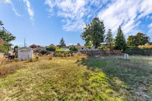 3046 Crystal Mountain Ave, Medford, OR 97504 - Photo 2