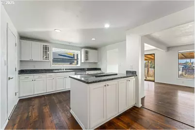 3046 Crystal Mountain Ave, Medford, OR 97504 - Photo 8