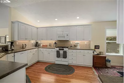 762 SE Saint Andrews Ln, Dallas, OR 97338 - Photo 12
