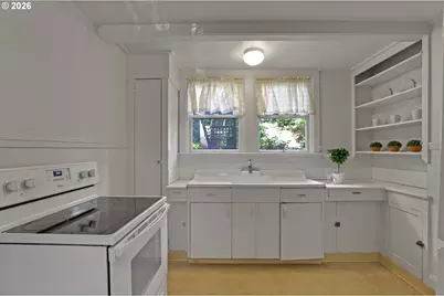 2160 SW Kings Ct, Portland, OR 97205 - Photo 8