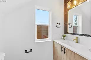 11719 SE Ash St, Portland, OR 97216 - Photo 16