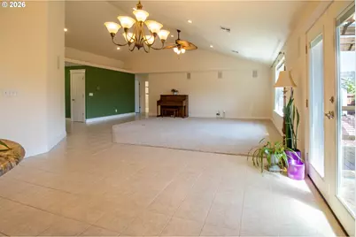 395 N Summerwood St, Roseburg, OR 97471 - Photo 8