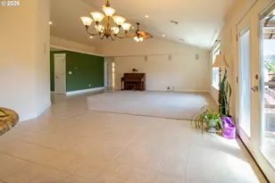 395 N Summerwood St, Roseburg, OR 97471 - Photo 8