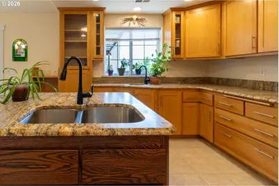 395 N Summerwood St, Roseburg, OR 97471 - Photo 12