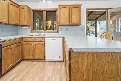 9252 SW 4th Ave, Portland, OR 97219 - Photo 8