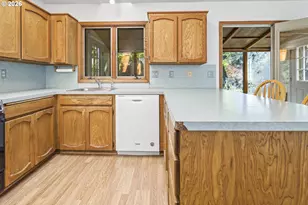 9252 SW 4th Ave, Portland, OR 97219 - Photo 8
