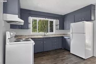 631 W Union St, Roseburg, OR 97471 - Photo 4