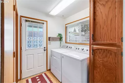 160 S Center St, Silverton, OR 97381 - Photo 10