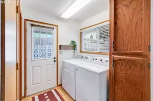 160 S Center St, Silverton, OR 97381 - Photo 10