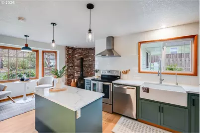 160 S Center St, Silverton, OR 97381 - Photo 8