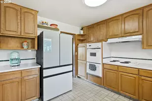 10818 SE Clay St, Portland, OR 97216 - Photo 16