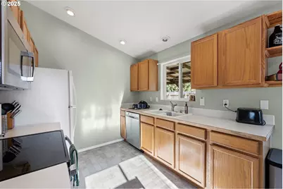 692 N 1st St, Creswell, OR 97426 - Photo 18