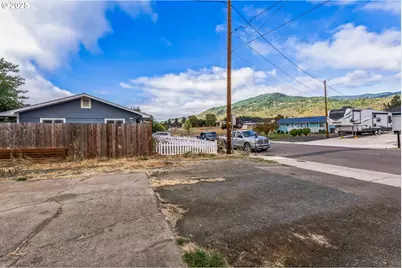 663 E 4th Ave, Riddle, OR 97469 - Photo 10