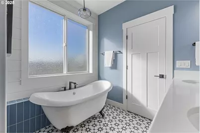 625 NW Crater Lake Dr, Dallas, OR 97338 - Photo 18