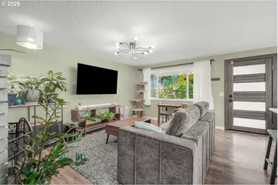 9028 N Chautauqua Pl, Portland, OR 97217 - Photo 2