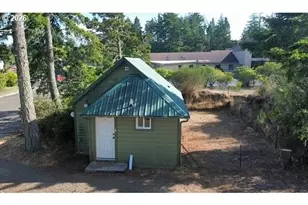 1425 Pine St, Florence, OR 97439 - Photo 1